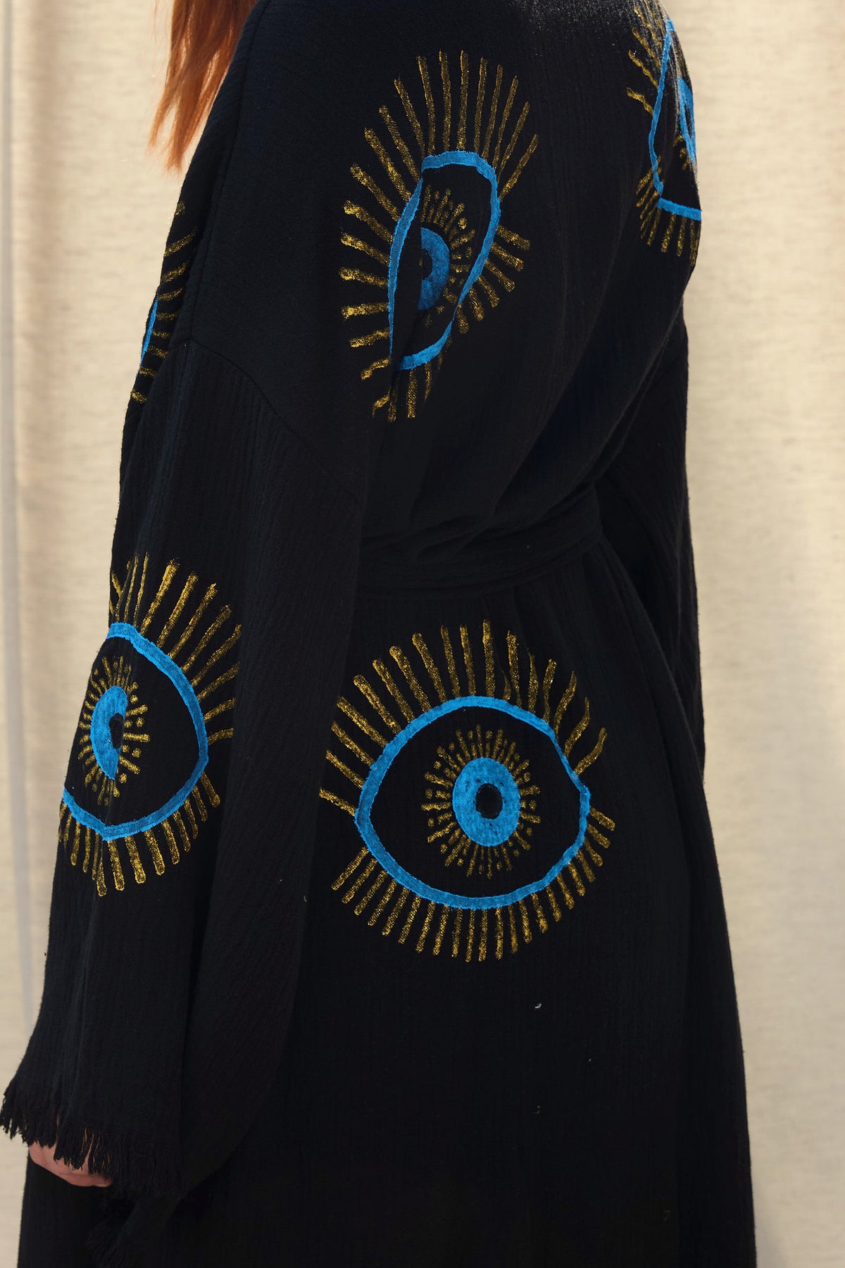 Black Nazar Kimono – Baumwoll-Kimono in Schwarz mit blauem Nazar-Motiv, Stoffdetail
