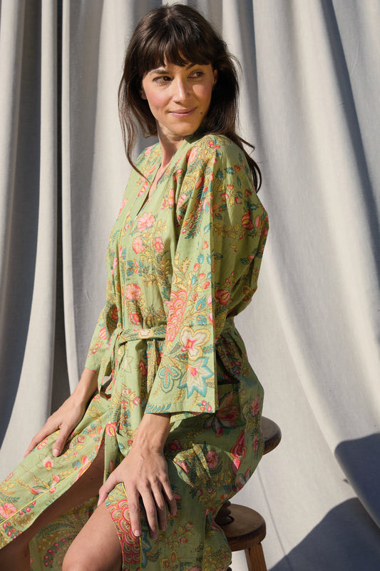 Laurel Kimono – Kimono aus Baumwolle in Salbeigrün mit Blüten-Print