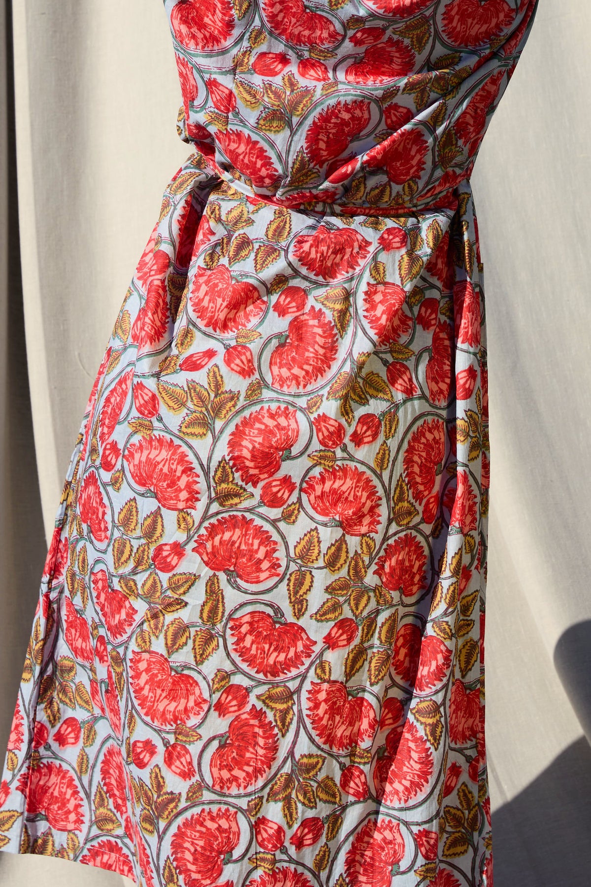 Dreamy Kimono – Kimono aus Baumwolle in Himmelblau mit roten Rosen