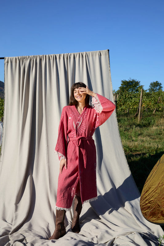 Nomade Kimono – Baumwoll-Kimono in Terrakotta-Rot mit Symbolen in Rosé