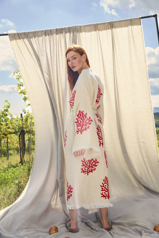 Coral Kimono – Baumwoll-Kimono in Creme mit roten Korallen