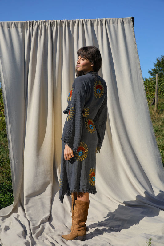 Anthrazit Sunrise Nazar Kimono – Musselin-Kimono in Anthrazit mit Sonnen-Nazar-Motiv