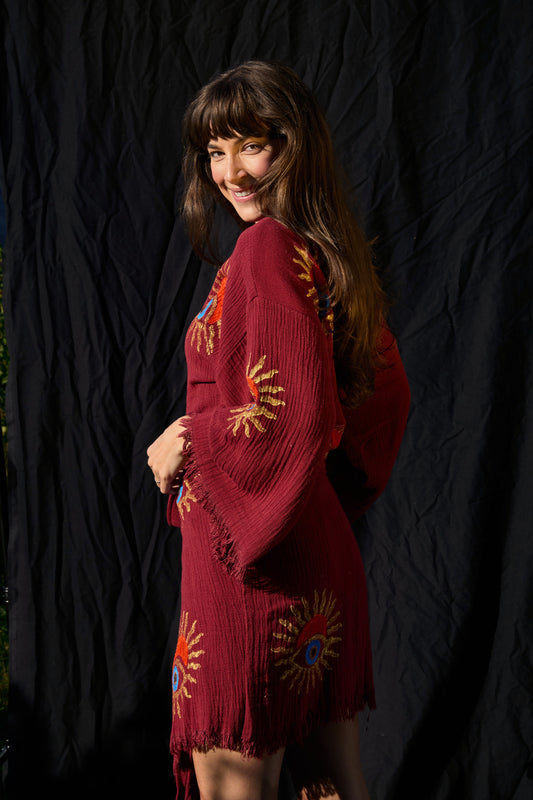 Short Dunkelrot Sunrise Nazar Kimono – kurzer Musselin-Kimono in Dunkelrot mit Sunrise-Nazar-Print, Ansicht 2