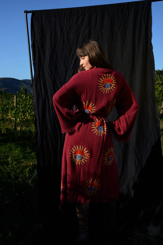 Dunkelrot Sunrise Nazar Kimono – Musselin-Kimono in Dunkelrot mit Sonnen-Nazar-Motiv
