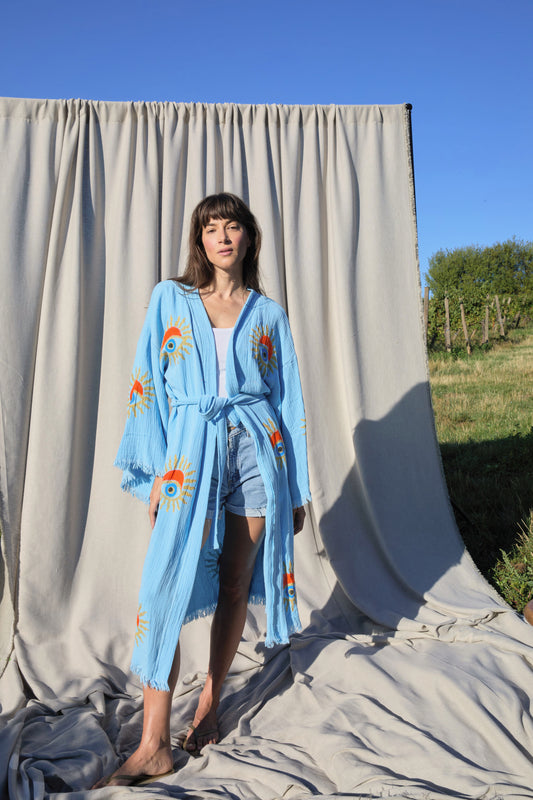 Himmelblau Sunrise Nazar Kimono – Musselin-Kimono in Himmelblau mit Sonnen-Nazar-Motiv