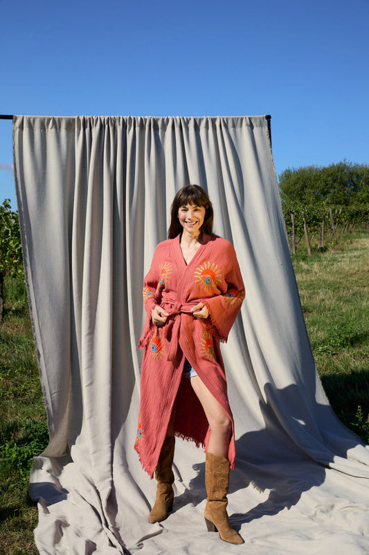Papaya Sunrise Nazar Kimono – Musselin-Kimono in Papaya-Koralle mit Sonnen-Nazar-Motiv