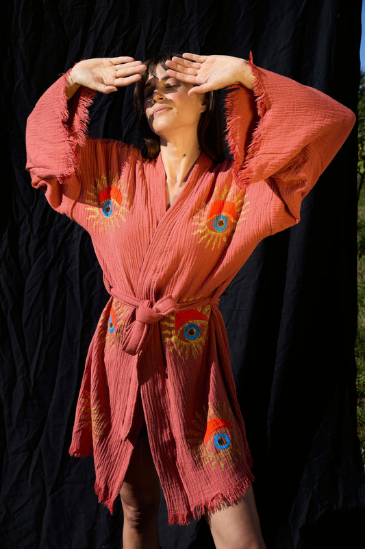 Short Papaya Sunrise Nazar Kimono – kurzer Musselin-Kimono in Papaya-Korall mit Sunrise-Nazar-Print, Ansicht 2