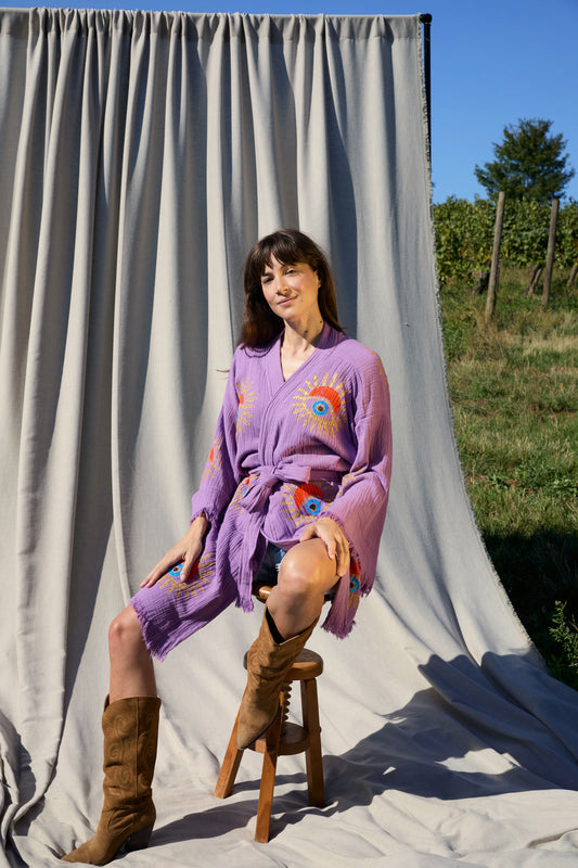 Short Violet Sunrise Nazar Kimono – kurzer Musselin-Kimono in Violett mit Sunrise-Nazar-Print, Ansicht 2