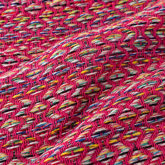 Everywhere Towel Raspberry – handgewebtes Strandtuch mit Fransen in Himbeerpink