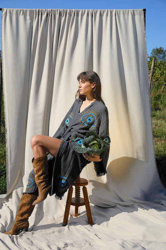 Anthrazit Nazar Kimono – kurzer Musselin-Kimono in Anthrazit mit blauem Nazar-Motiv