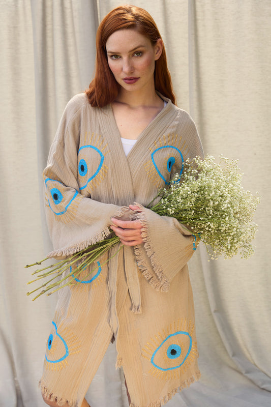 Short Sand Nazar Kimono – kurzer Musselin-Kimono in Sand und Beige mit Nazar-Print