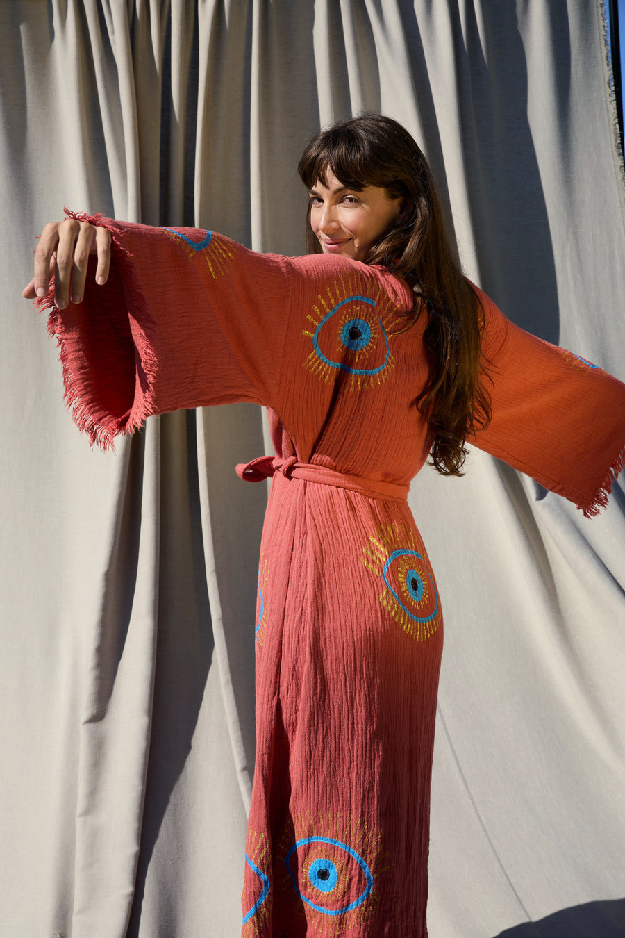 Papaya Nazar Kimono – Musselin-Kimono in Papaya-Koralle mit Nazar-Motiv