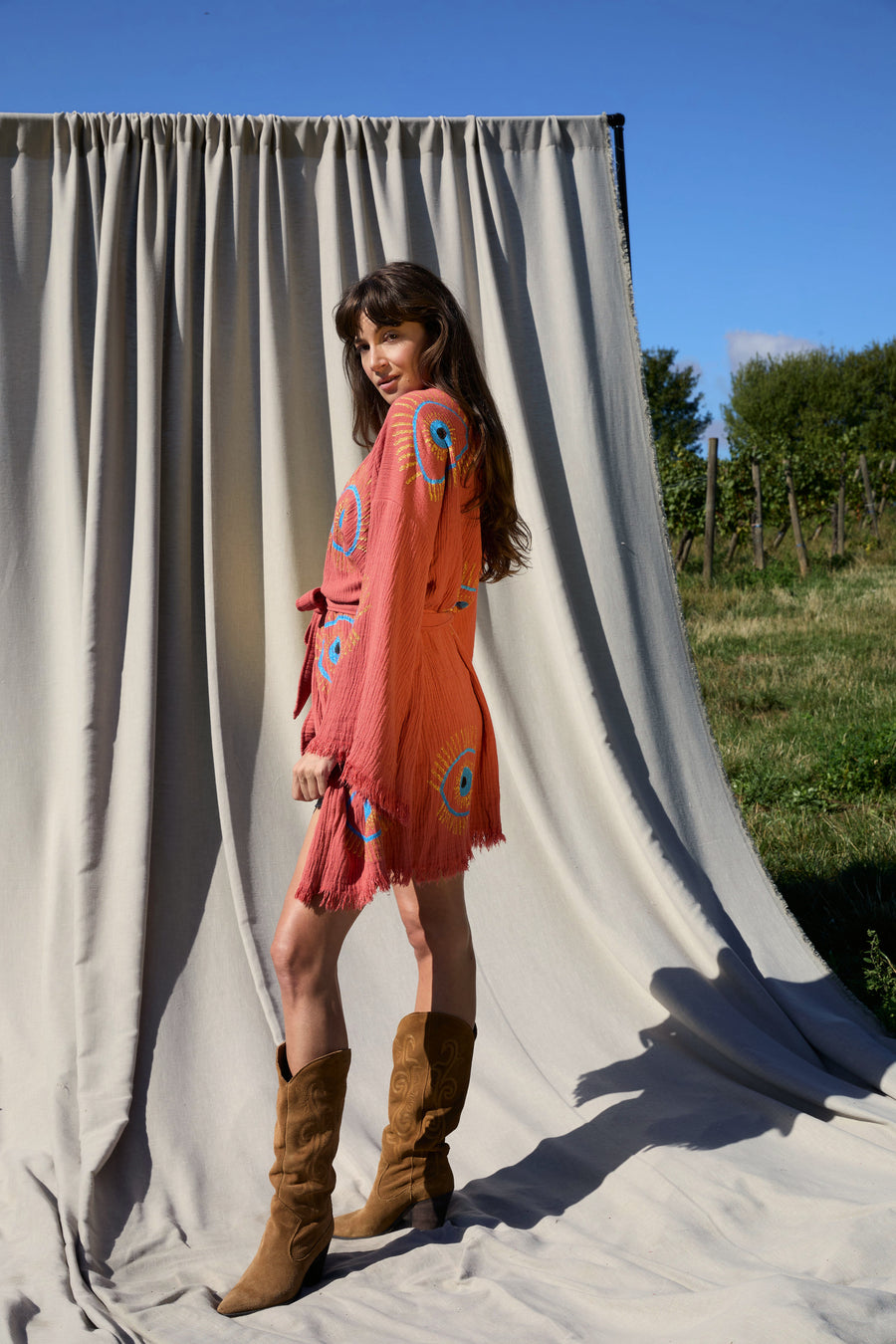 Short Papaya Nazar Kimono – kurzer Musselin-Kimono in Papaya-Korall mit Nazar-Print