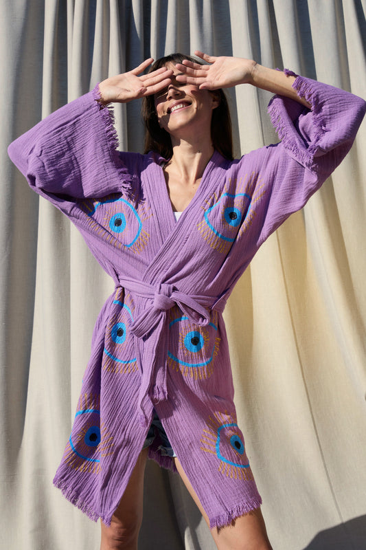 Short Violet Nazar Kimono – kurzer Musselin-Kimono in Violett mit Nazar-Print
