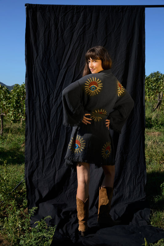 Short Anthrazit Sunrise Nazar Kimono – kurzer Musselin-Kimono in Anthrazit mit Sunrise-Nazar-Print