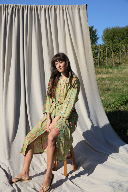 Laurel Kimono – Kimono aus Baumwolle in Salbeigrün mit Blüten-Print