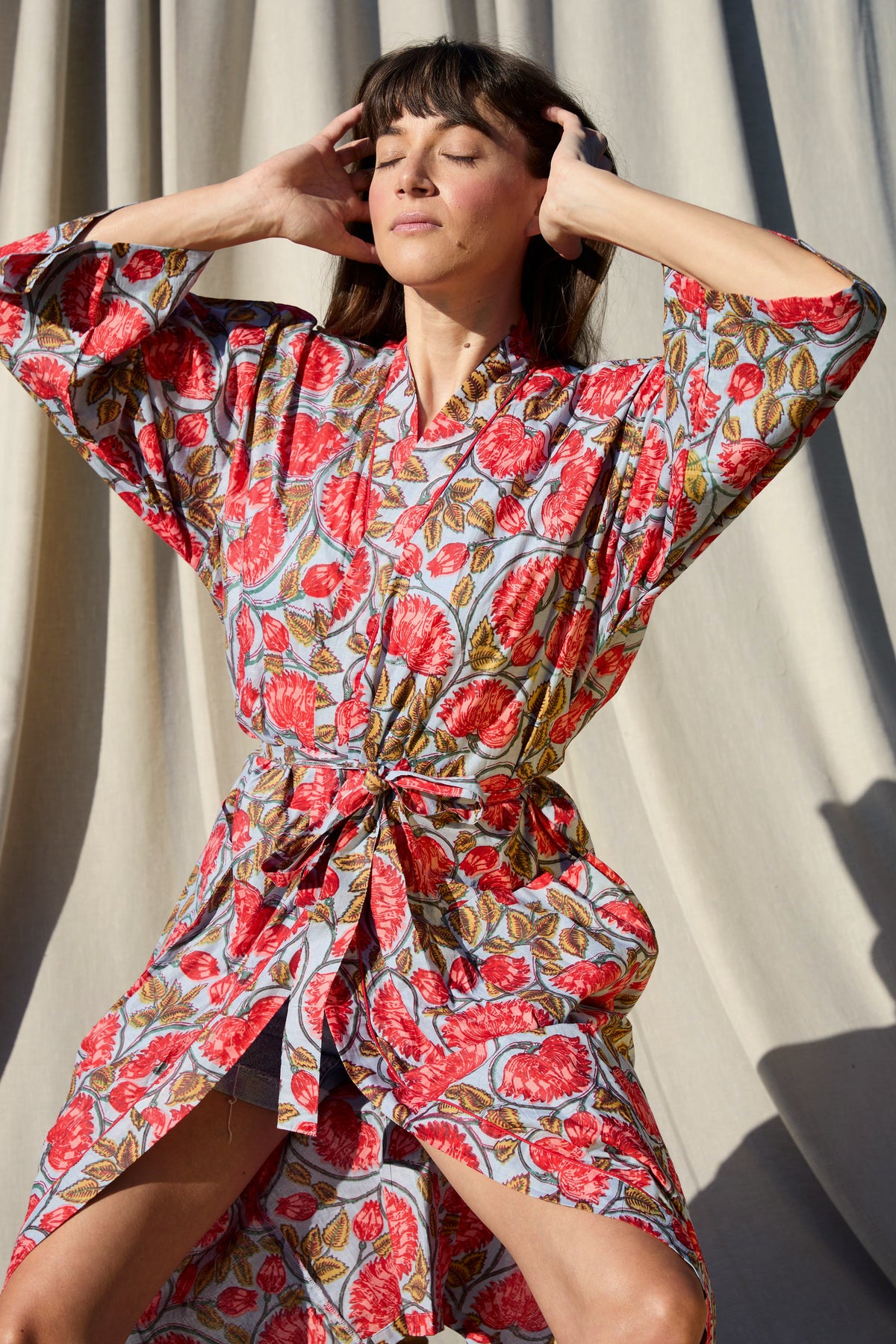 Dreamy Kimono – Kimono aus Baumwolle in Himmelblau mit roten Rosen