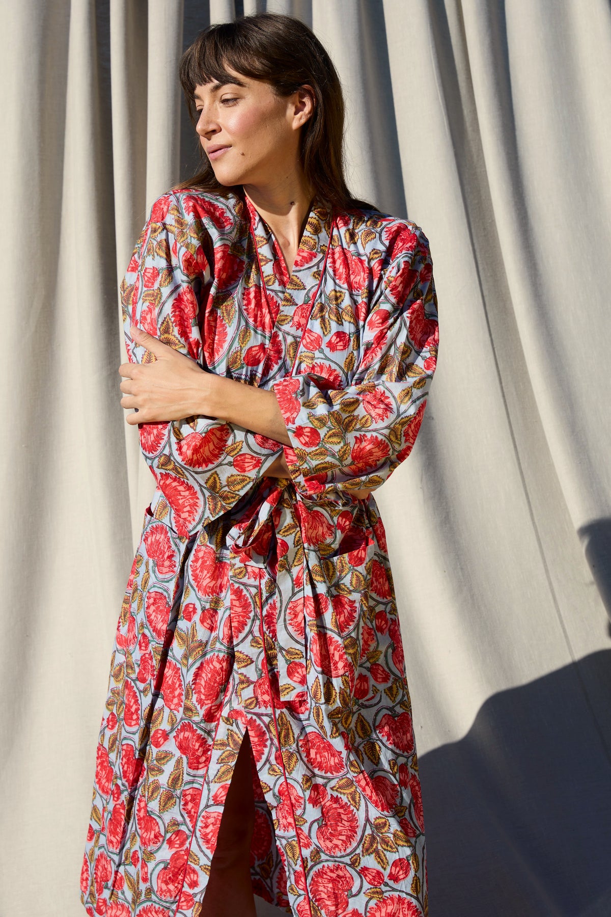 Dreamy Kimono – Kimono aus Baumwolle in Himmelblau mit roten Rosen
