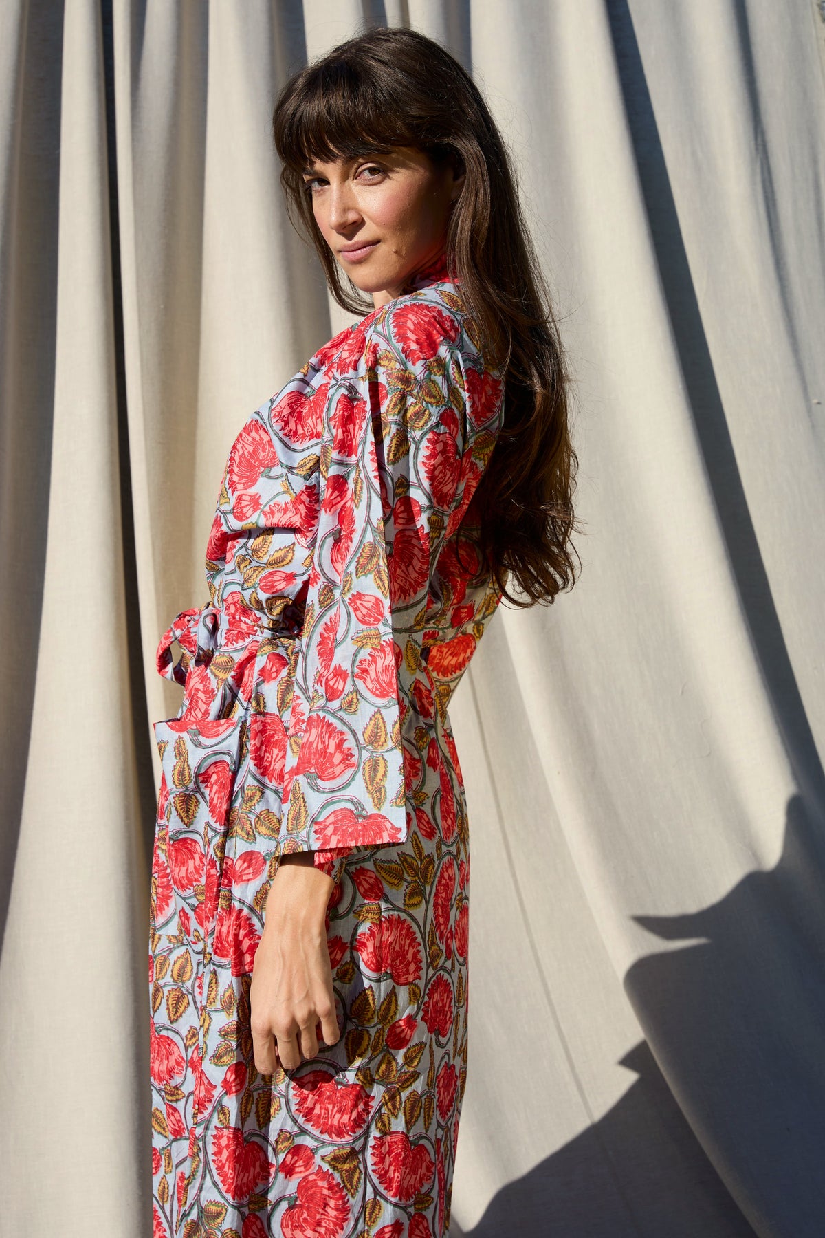 Dreamy Kimono – Kimono aus Baumwolle in Himmelblau mit roten Rosen