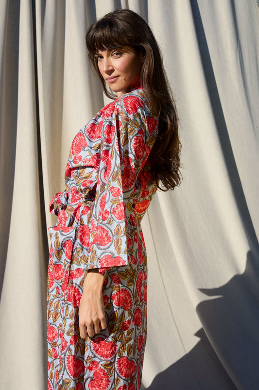 Dreamy Kimono – Kimono aus Baumwolle in Himmelblau mit roten Rosen