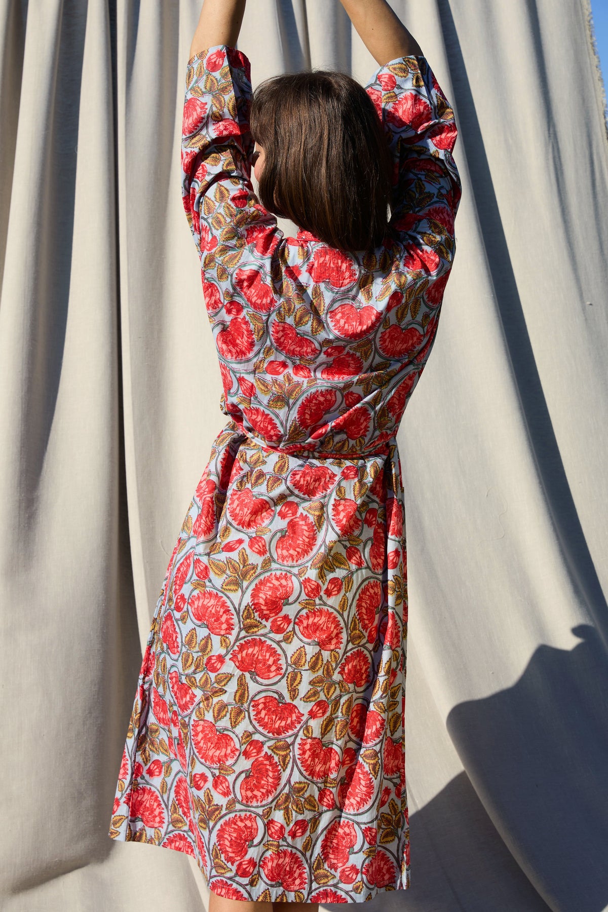 Dreamy Kimono – Kimono aus Baumwolle in Himmelblau mit roten Rosen