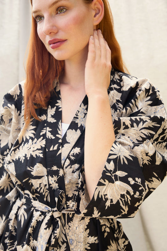 Nuit Bloom Kimono – Kimono aus Baumwolle in Schwarz mit floralem Muster