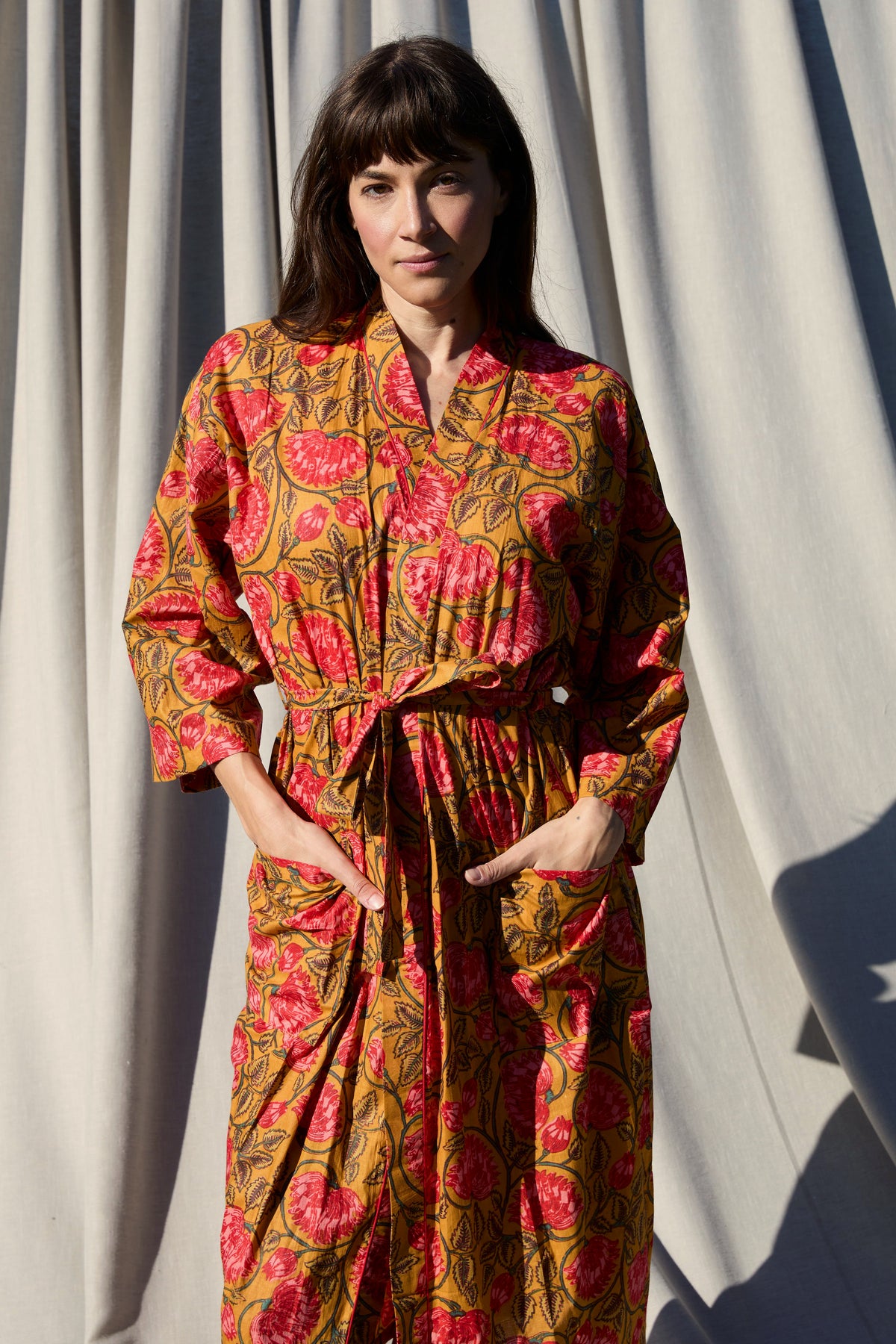 Alara Kimono – Kimono aus Baumwolle in Ocker mit Rosen-Print