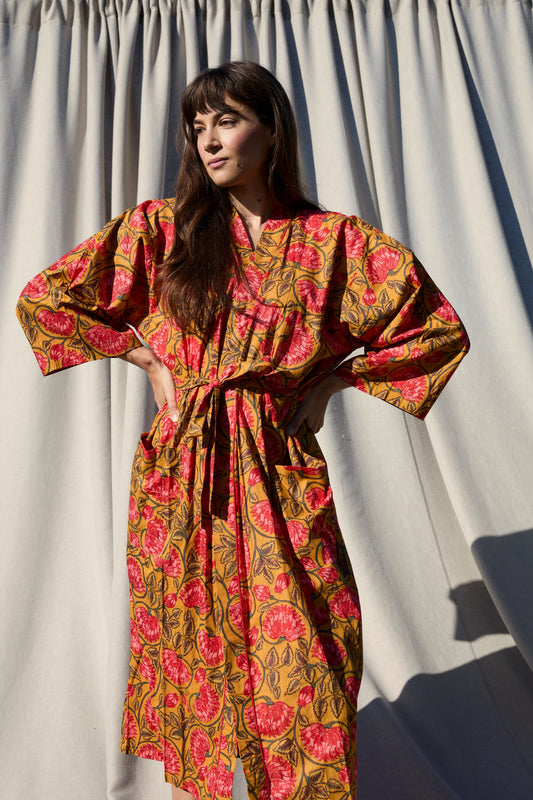 Alara Kimono – Kimono aus Baumwolle in Ocker mit Rosen-Print