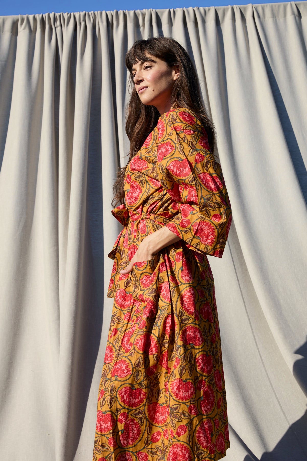 Alara Kimono – Kimono aus Baumwolle in Ocker mit Rosen-Print