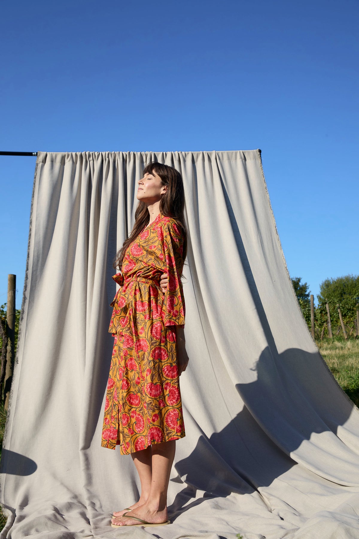 Alara Kimono – Kimono aus Baumwolle in Ocker mit Rosen-Print