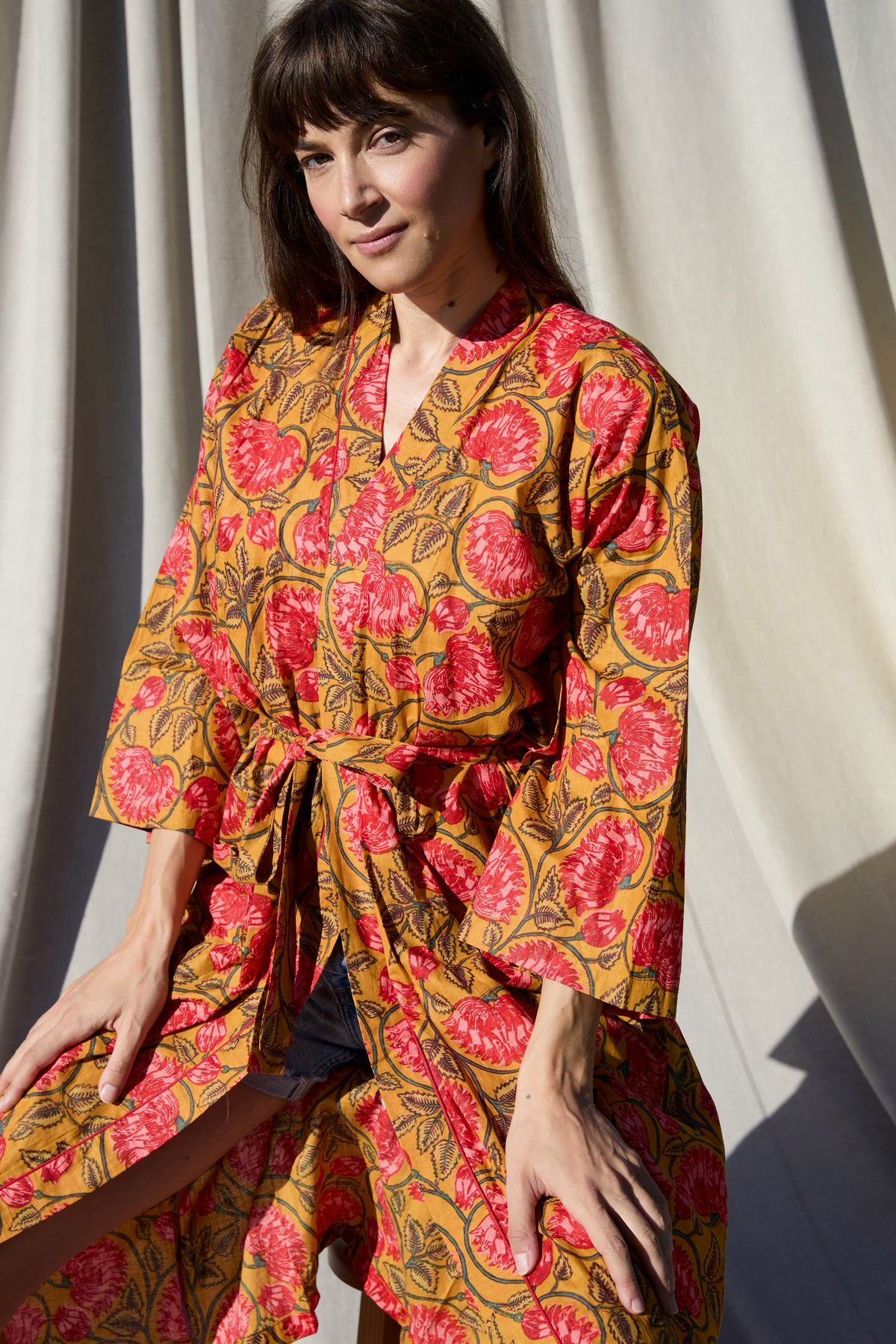 Alara Kimono – Kimono aus Baumwolle in Ocker mit Rosen-Print