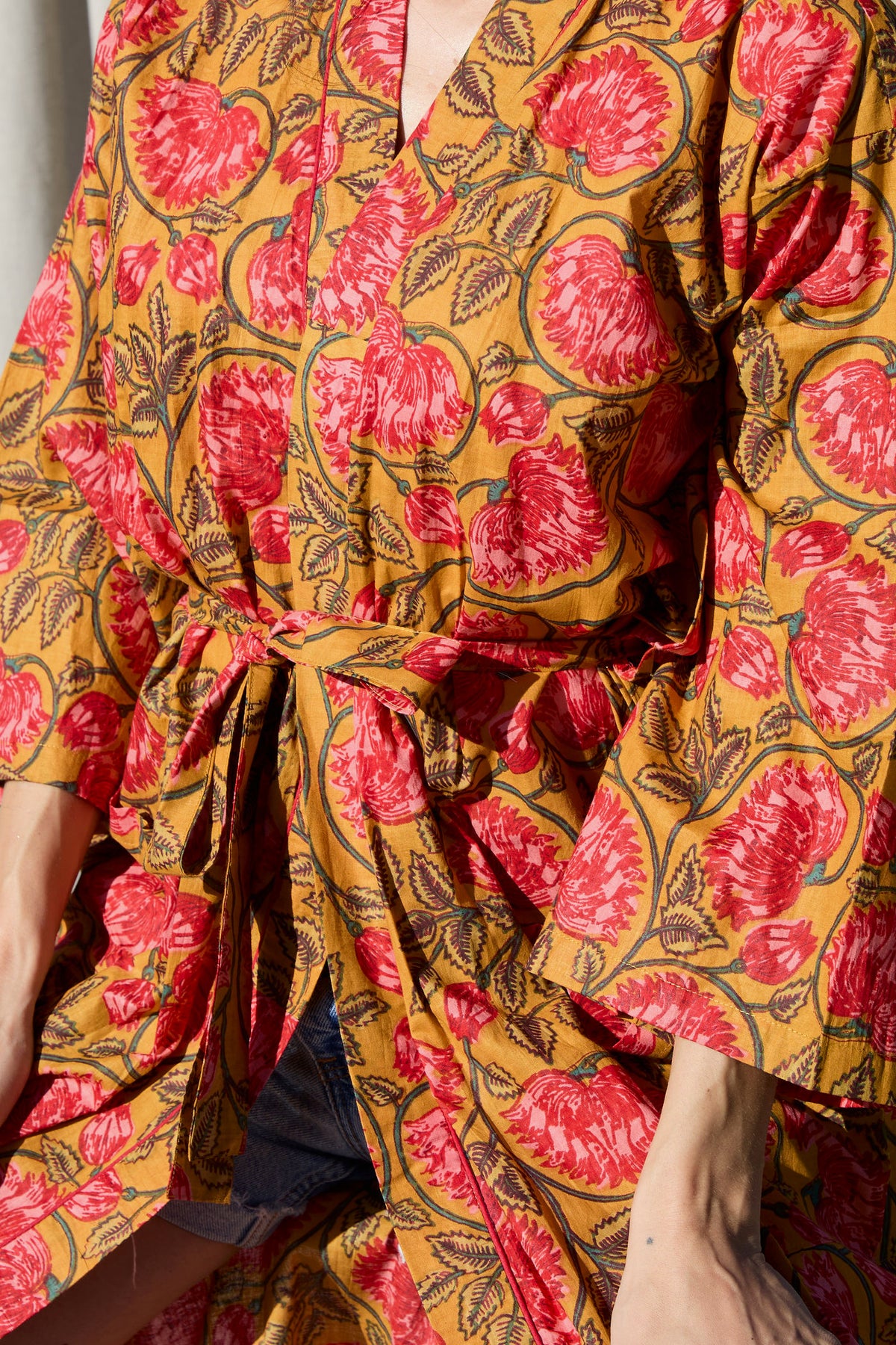Alara Kimono – Kimono aus Baumwolle in Ocker mit Rosen-Print
