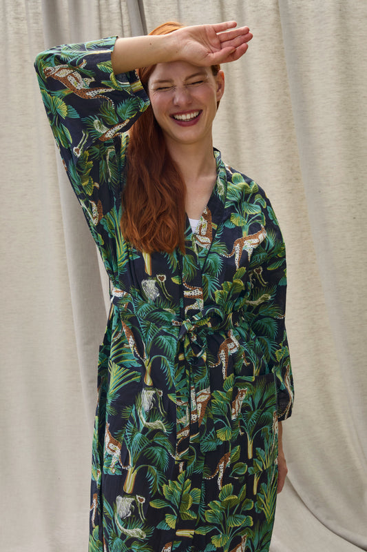 Savanna Kimono – Kimono aus Baumwolle in Schwarz mit Pflanzen und Leoparden