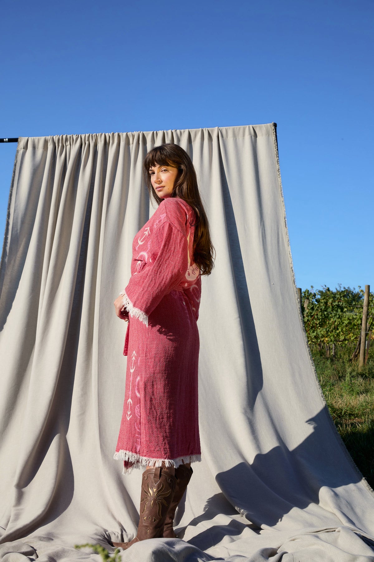 Nomade Kimono – Baumwoll-Kimono in Terrakotta-Rot mit Symbolen in Rosé