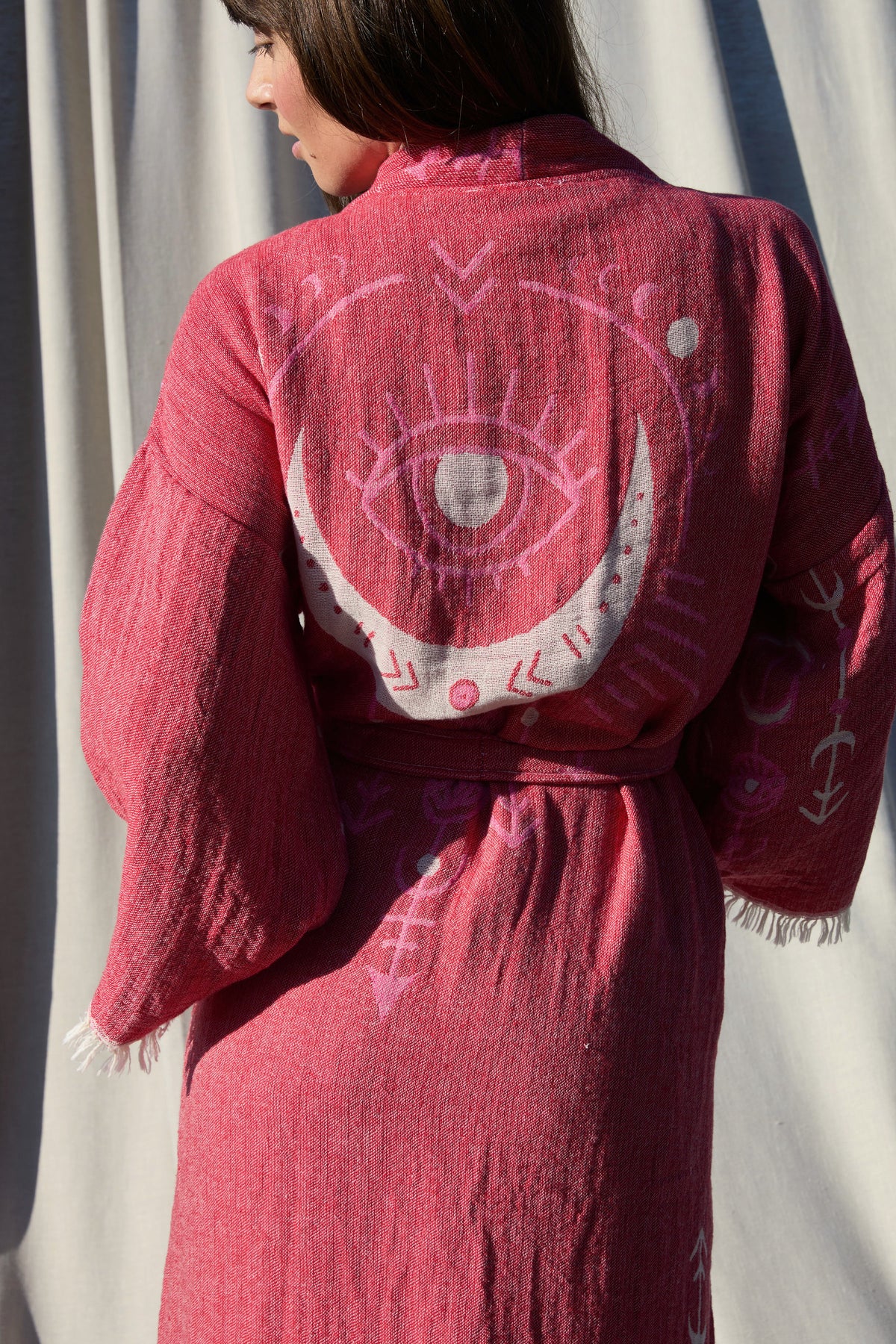 Nomade Kimono – Baumwoll-Kimono in Terrakotta-Rot mit Symbolen in Rosé