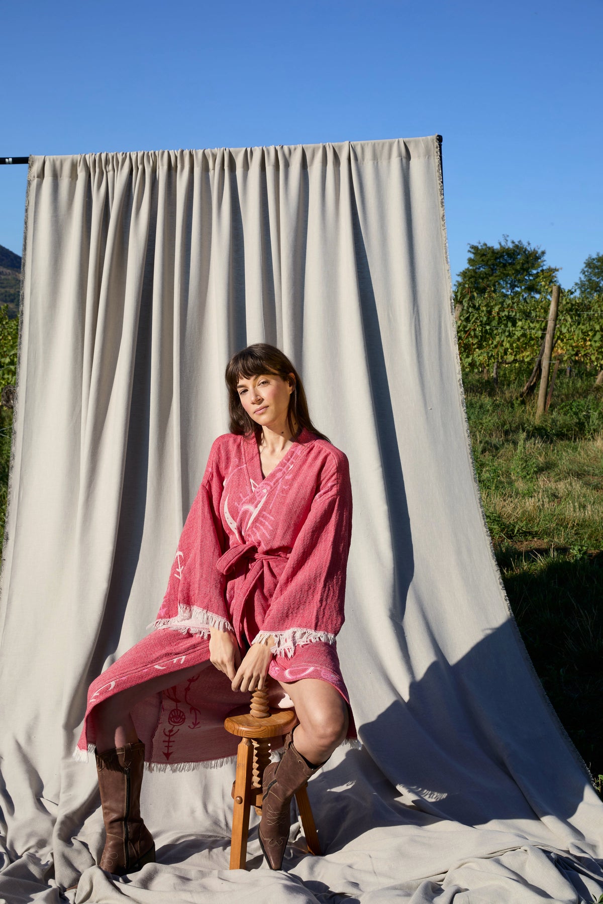 Nomade Kimono – Baumwoll-Kimono in Terrakotta-Rot mit Symbolen in Rosé