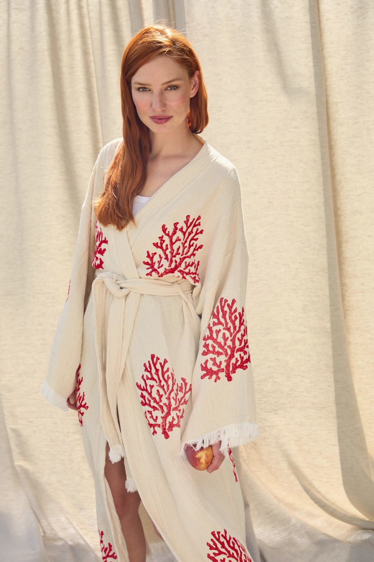 Coral Kimono – Baumwoll-Kimono in Creme mit roten Korallen