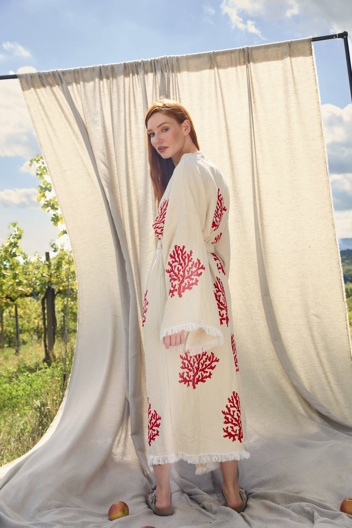Coral Kimono – Baumwoll-Kimono in Creme mit roten Korallen