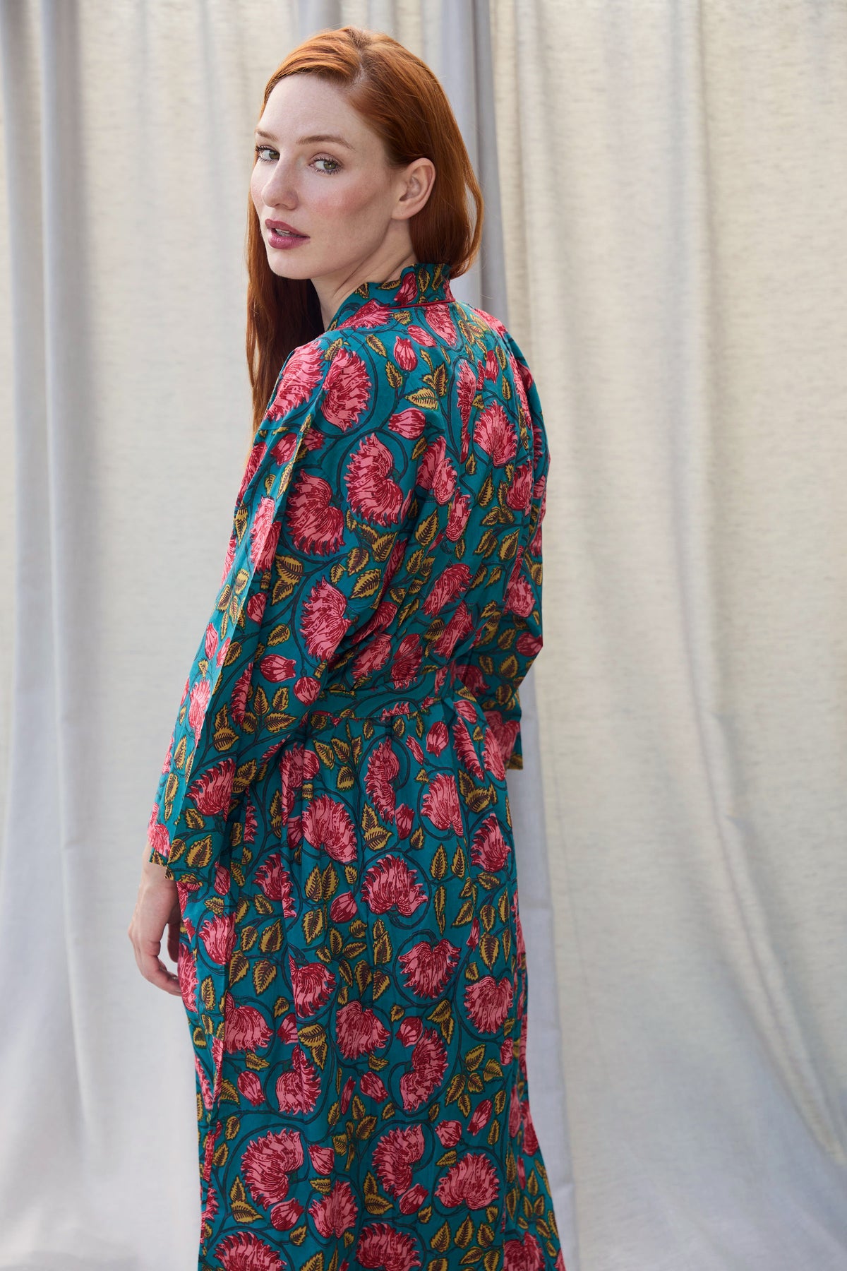 Daria Kimono – Kimono aus Baumwolle in Petrol mit roten Blüten