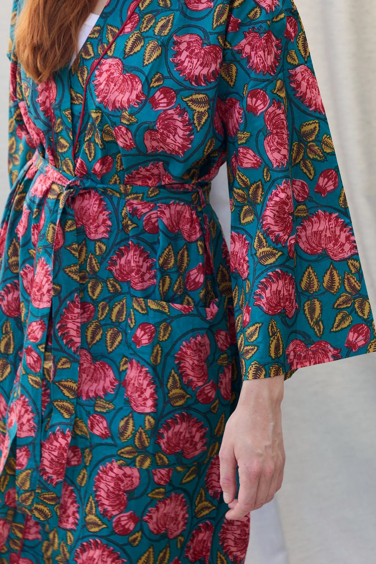 Daria Kimono – Kimono aus Baumwolle in Petrol mit roten Blüten