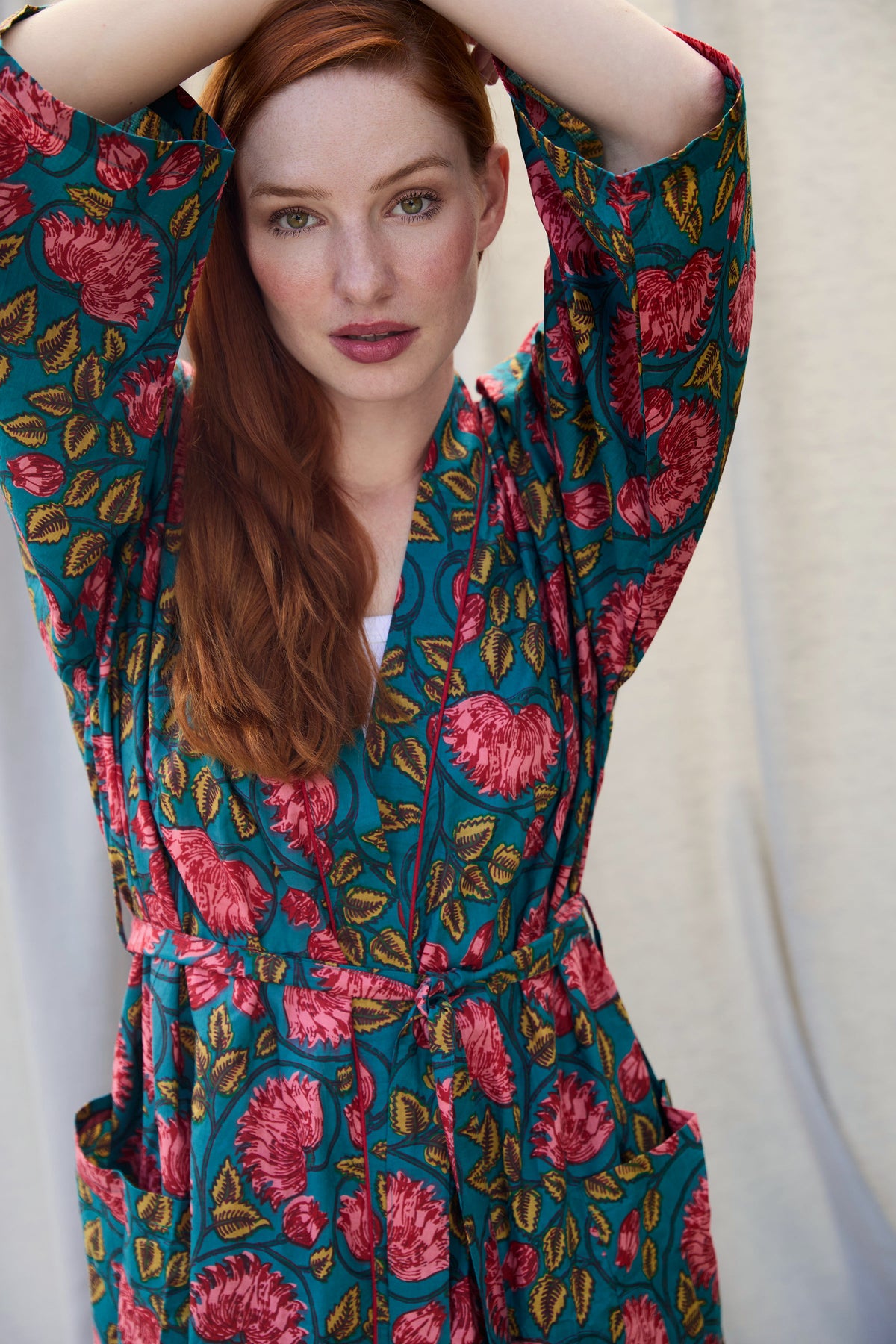 Daria Kimono – Kimono aus Baumwolle in Petrol mit roten Blüten