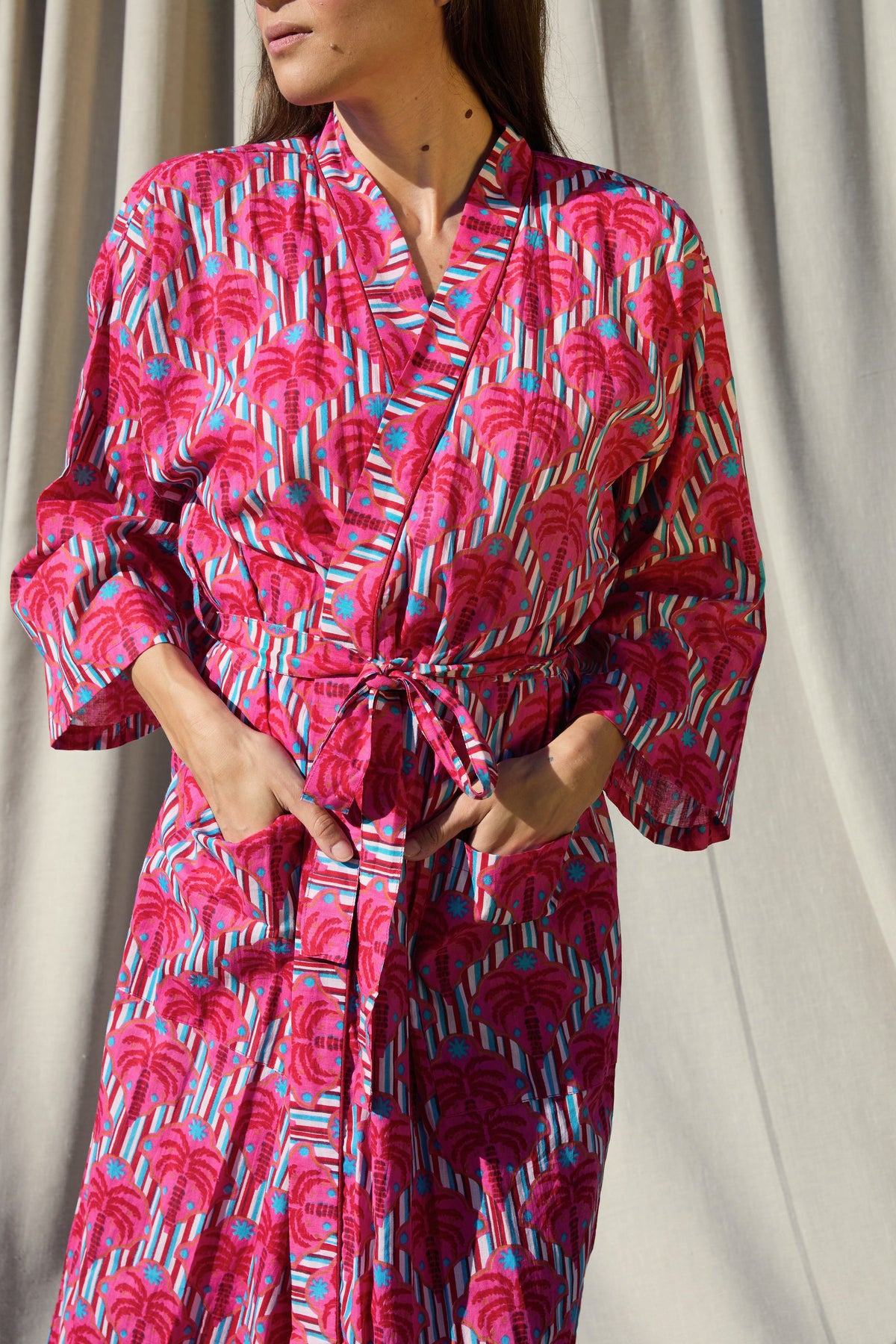 Miami Kimono – Kimono aus Baumwolle in Pink mit Palmen-Print
