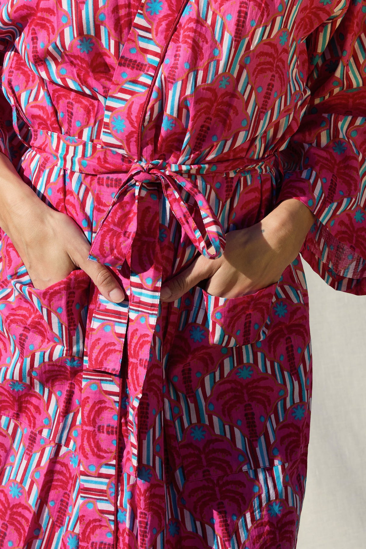 Miami Kimono – Kimono aus Baumwolle in Pink mit Palmen-Print