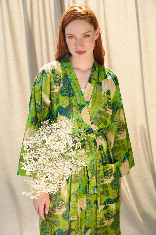Bali Kimono – Kimono aus Baumwolle in Grün mit Pflanzen und Pfauen