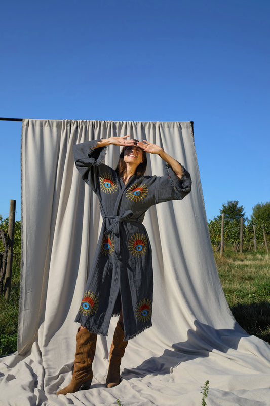 Anthrazit Sunrise Nazar Kimono – Musselin-Kimono in Anthrazit mit Sonnen-Nazar-Motiv