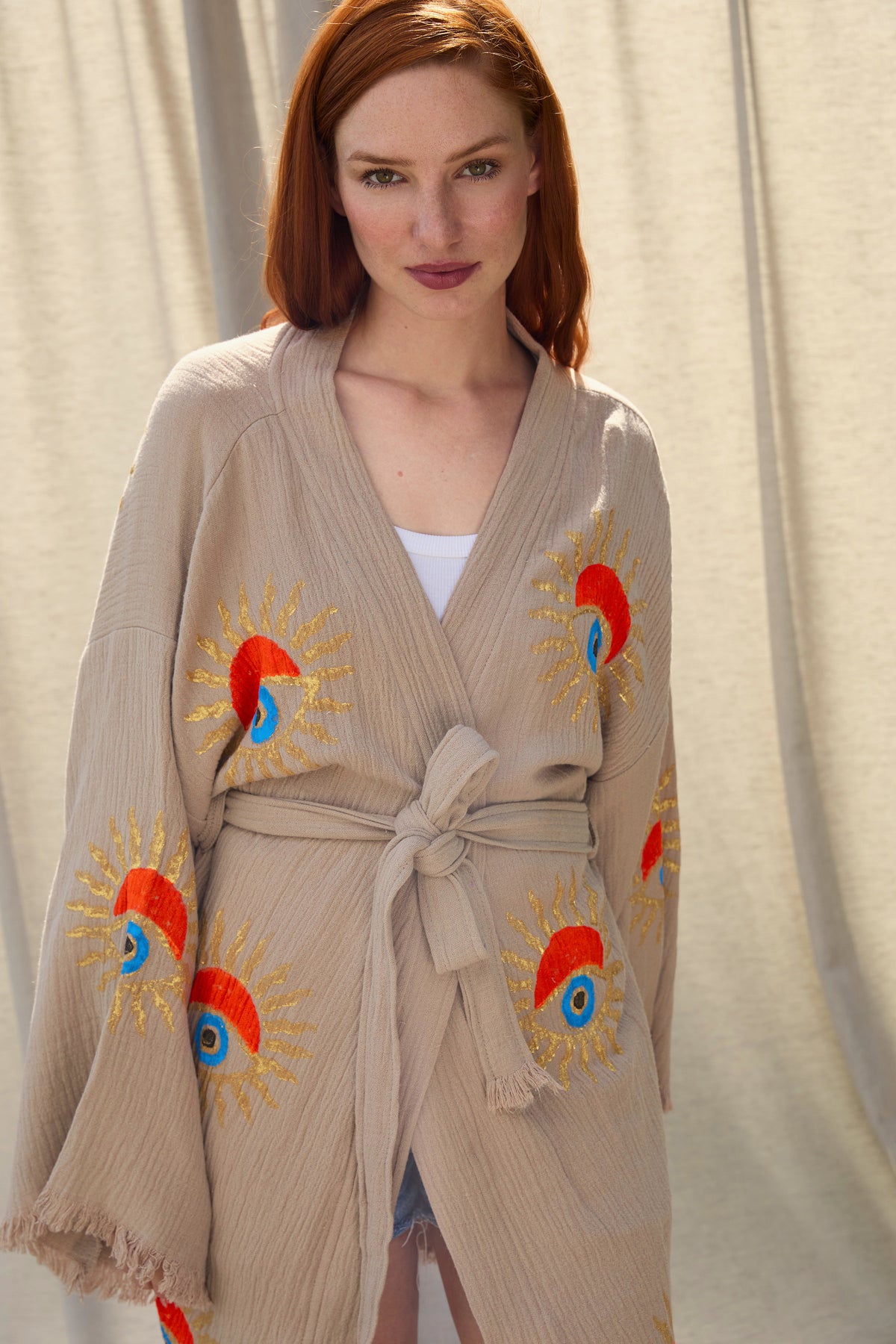 Short Sand Sunrise Nazar Kimono – kurzer Musselin-Kimono in Sandbeige mit Sunrise-Nazar-Print, Ansicht 3