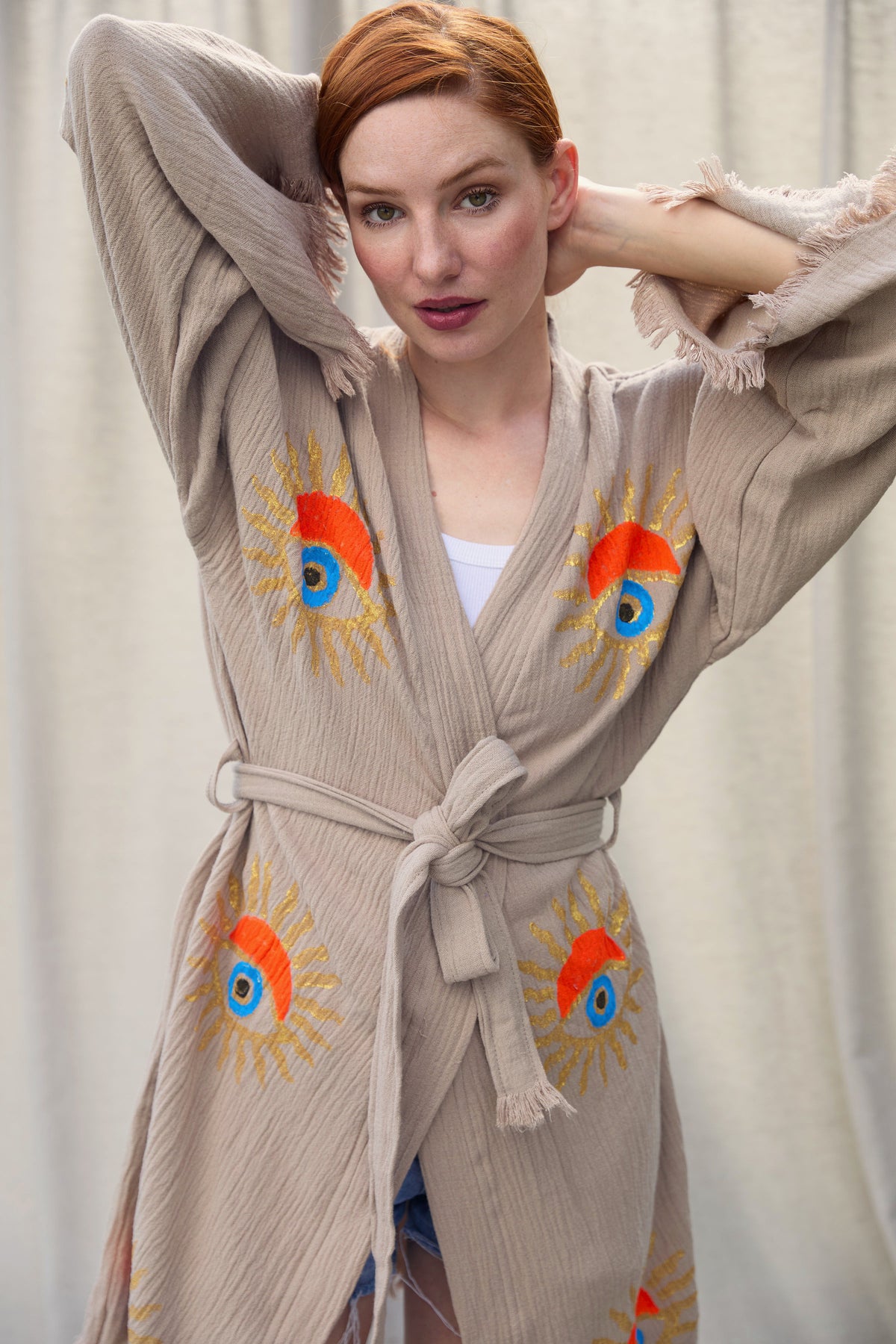 Short Sand Sunrise Nazar Kimono – kurzer Musselin-Kimono in Sandbeige mit Sunrise-Nazar-Print