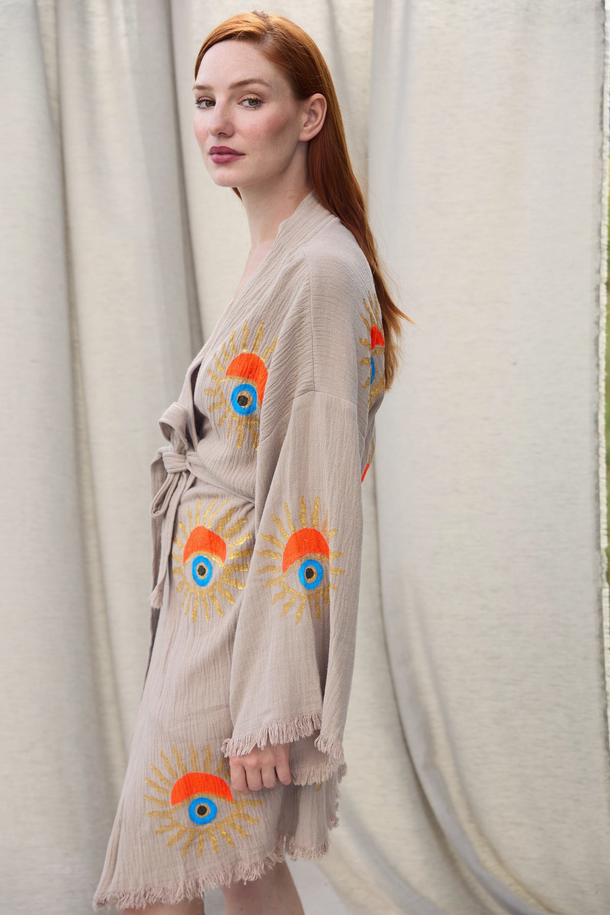 Short Sand Sunrise Nazar Kimono – kurzer Musselin-Kimono in Sandbeige mit Sunrise-Nazar-Print, Ansicht 5