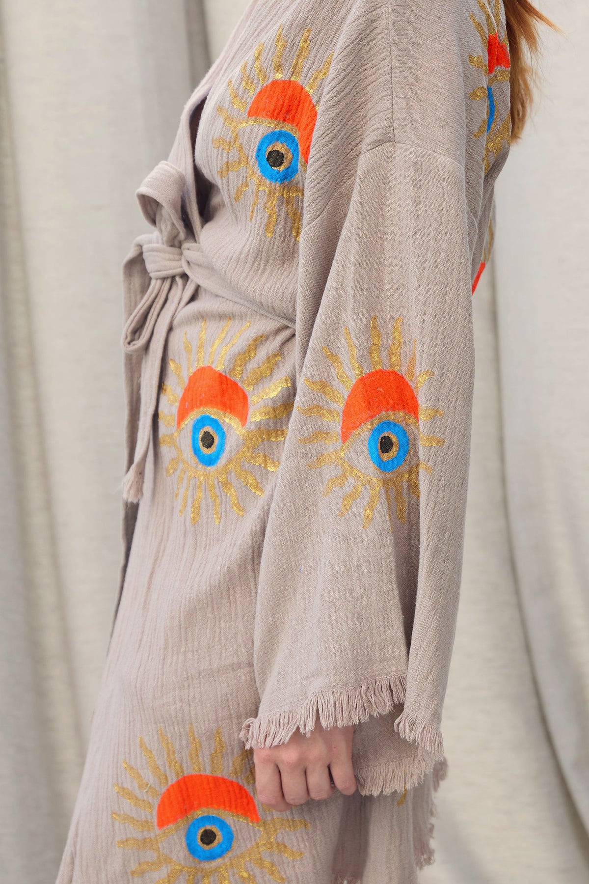 Short Sand Sunrise Nazar Kimono – kurzer Musselin-Kimono in Sandbeige mit Sunrise-Nazar-Print, Ansicht 6