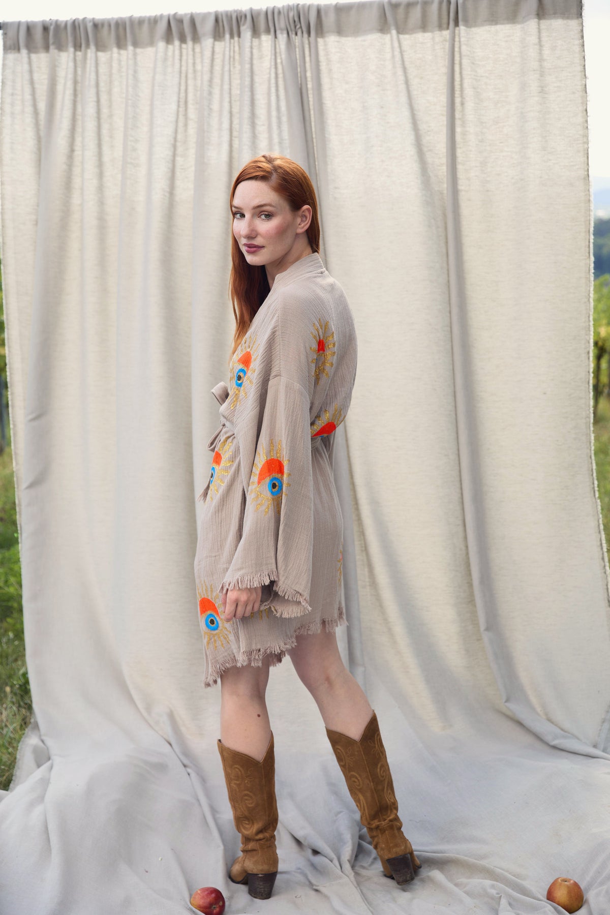 Short Sand Sunrise Nazar Kimono – kurzer Musselin-Kimono in Sandbeige mit Sunrise-Nazar-Print, Ansicht 4